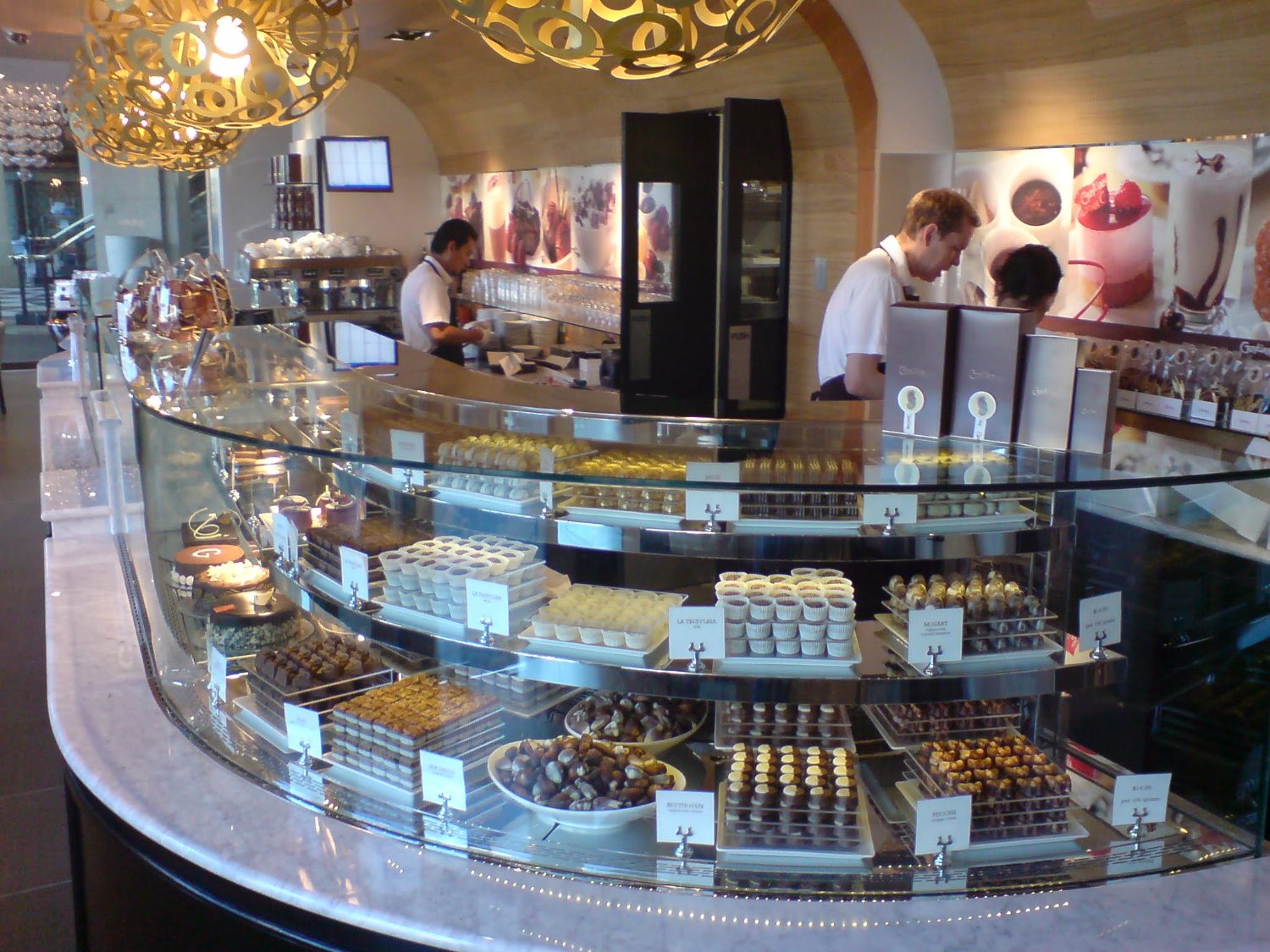 Radius patisserie second display