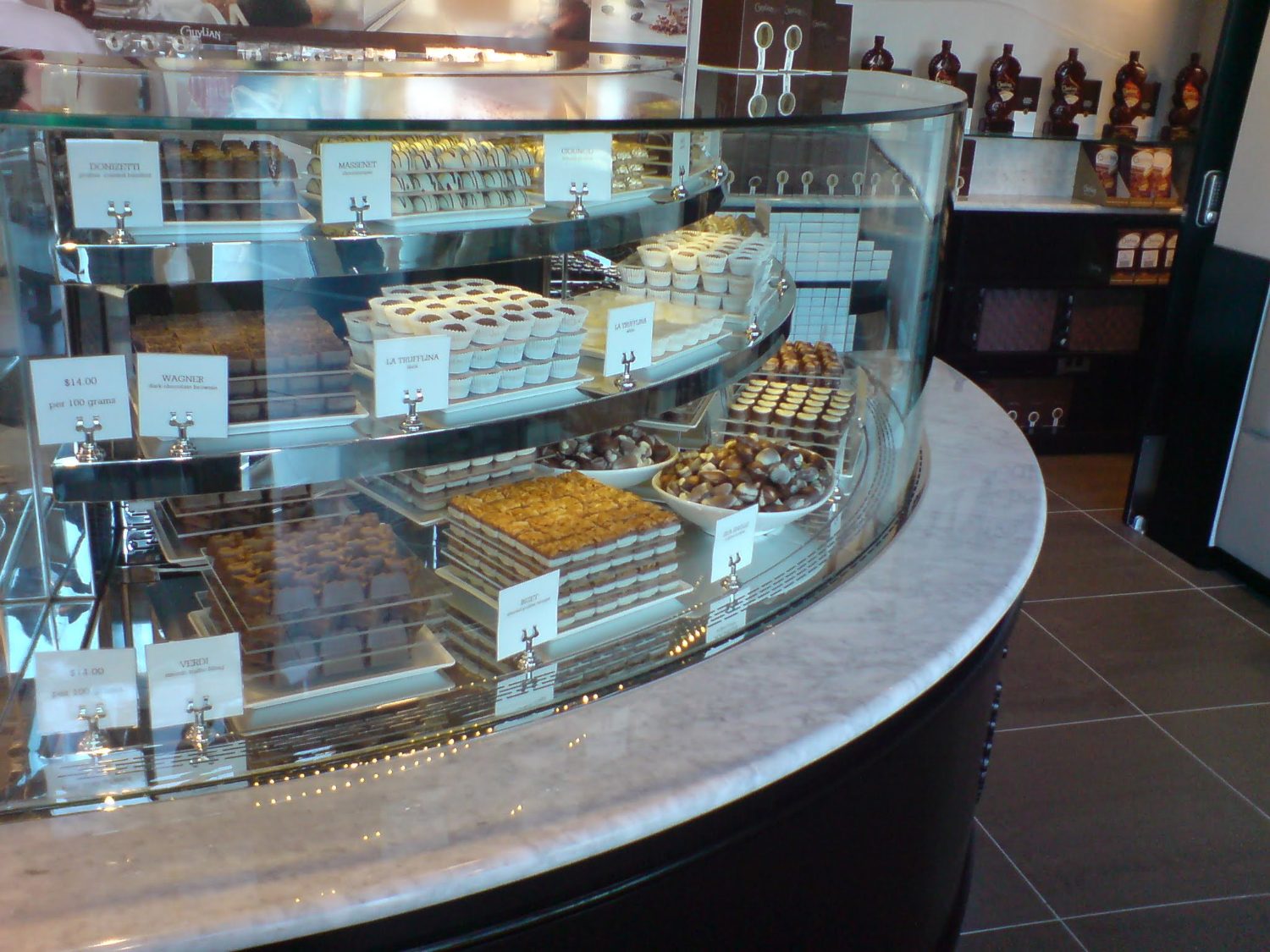Radius patisserie display